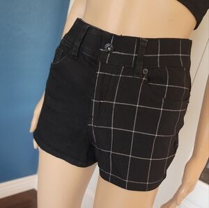 HOT TOPIC  BLACK DENIM SHORTS SZ 7